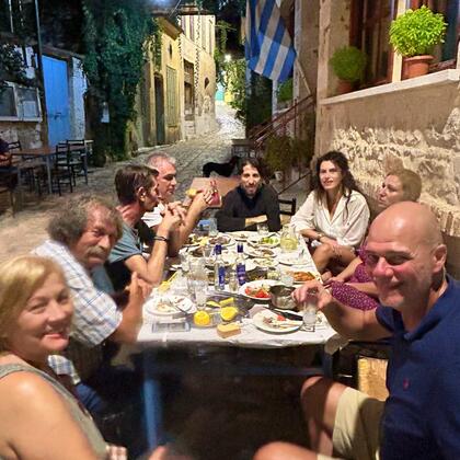 παρεα στο καφενείο