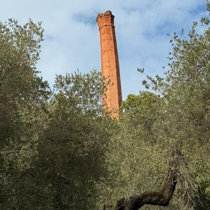 το φουγάρο του παλιου ελαιοτριβείου 